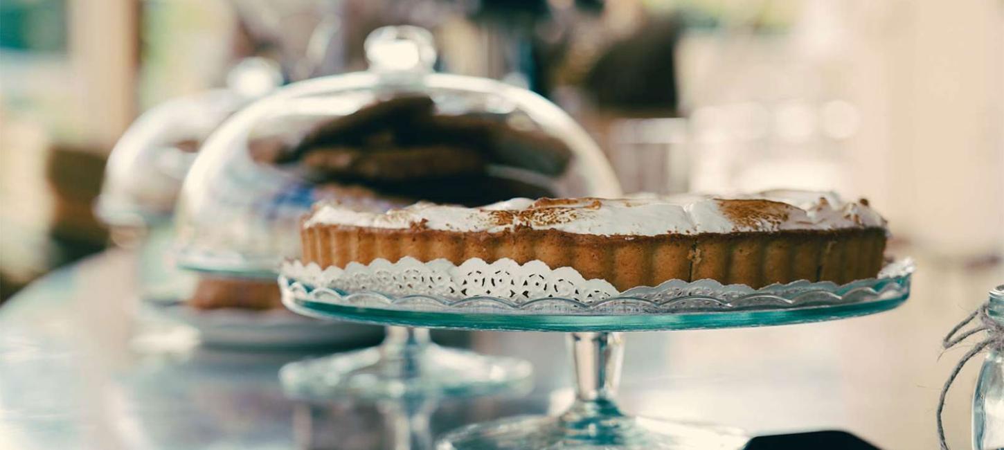 Kuchen auf Glas-Kuchenständern