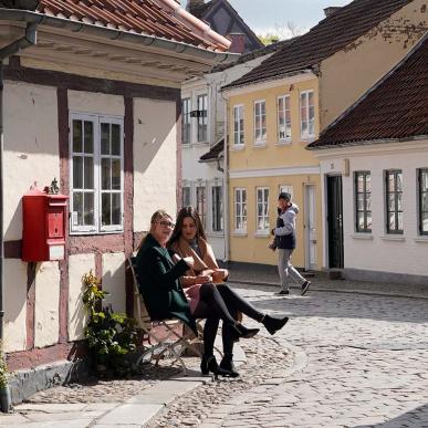 Julie og Emra på bænken i H.C. Andersen Kvarteret